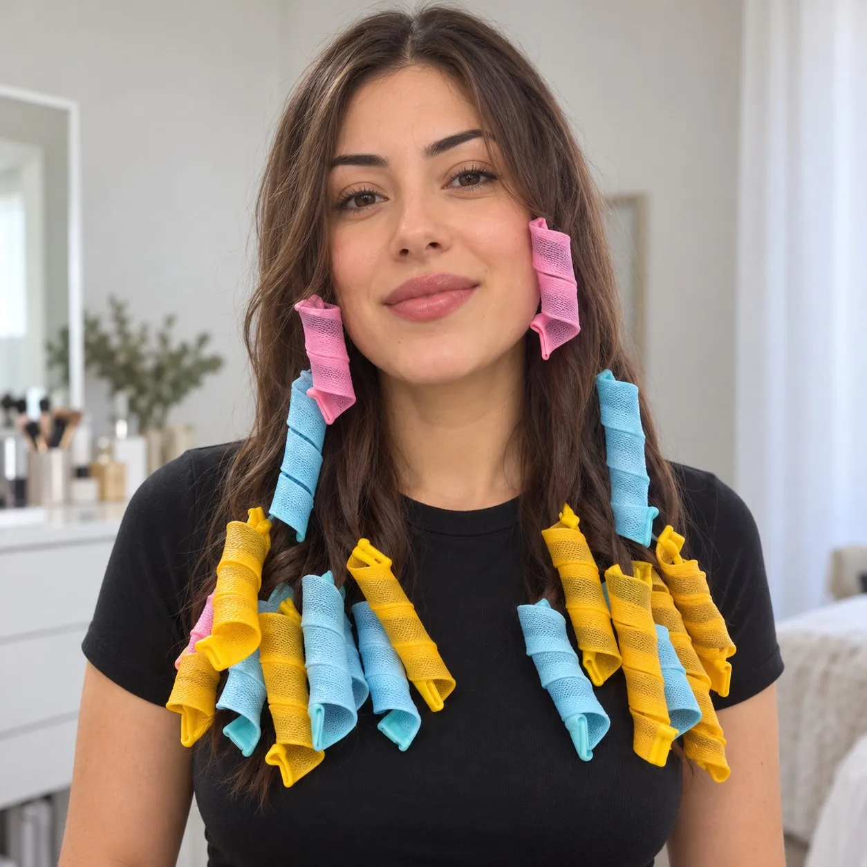 Mulher usando os rolinhos Bob Mágico em Espiral no cabelo