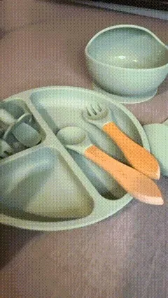 Kit 8 Peças para Alimentação do Bebê • Silicone + Ventosa • Talheres • Canudo • Babador